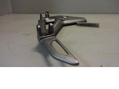 Höger sida på Fotpinnefäste från en Honda NC 750 S -2017 motorcykel.