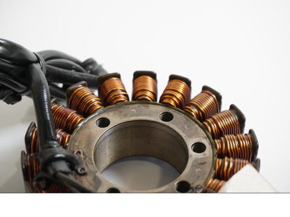 Baksidan på <p>Generator från Triumph Speed Triple 2005.</p>

<p>Stator.</p> motorcykel.