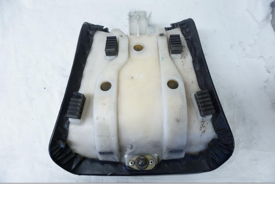 Snett uppifrån på Sadel från en Suzuki GSX-R 1100 -1989 motorcykel.