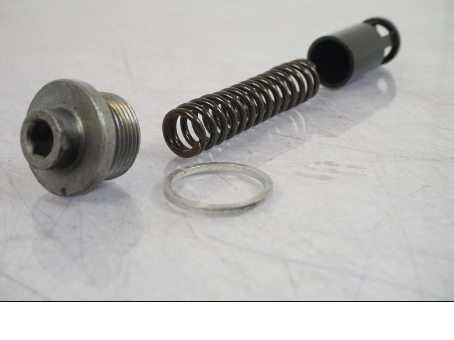 Vänster sida på Oljepump från en BMW R 1250 GS -2023 motorcykel.