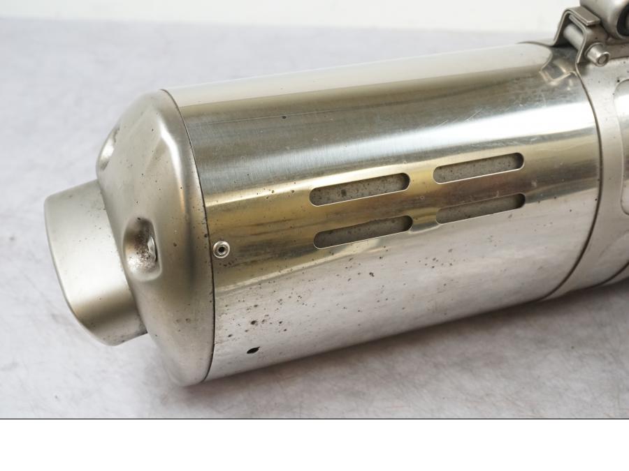 Snett nerifrån på Ljuddämpare från en BMW R 1200 GS -2007 motorcykel.