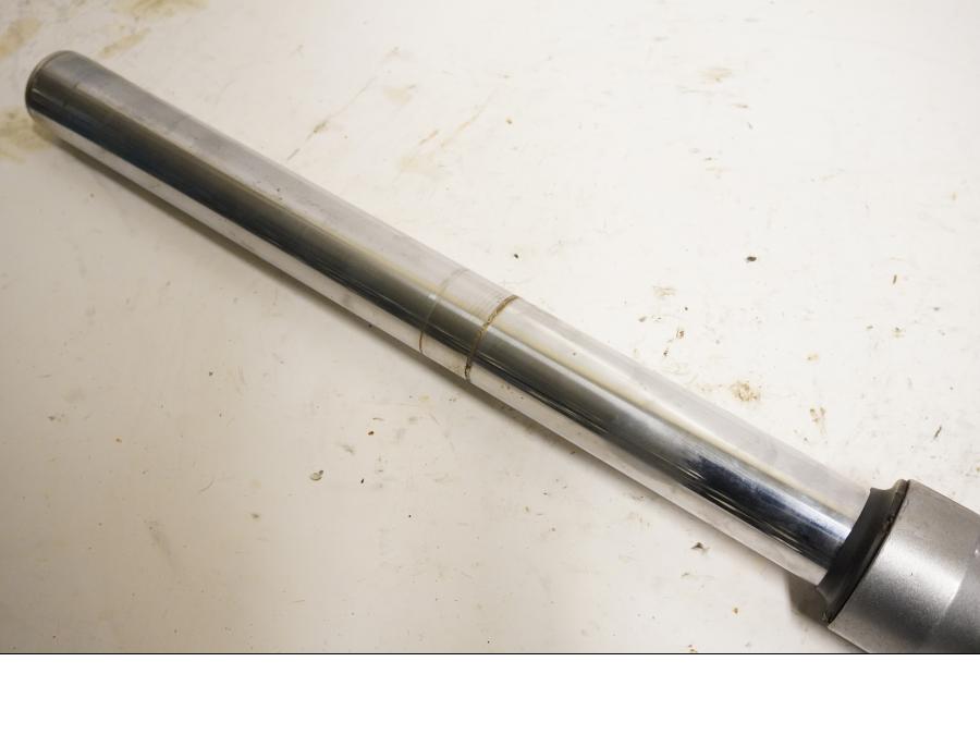 Höger sida på Gaffelben från en Honda CB 750 -1983 motorcykel.