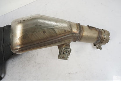 Snett nerifrån på Ljuddämpare från en Kawasaki Z 800 -2014 motorcykel.