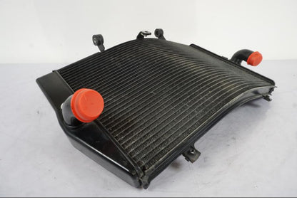 Snett uppifrån på Vattenkyl från en Honda VFR 1200 -2010 motorcykel.