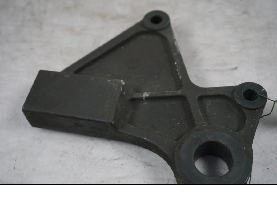 Baksidan på Bromsoksfäste från en Kawasaki ER-6N -2011 motorcykel.