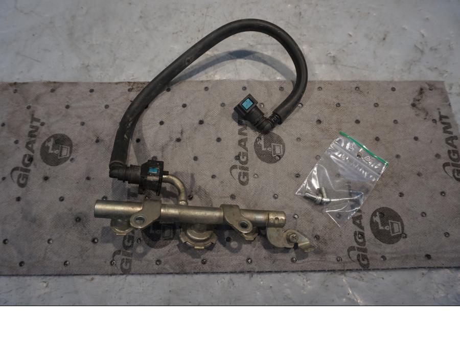 Framsidan på Fuel Rail från en Yamaha XT 1200 Z -2011 motorcykel.