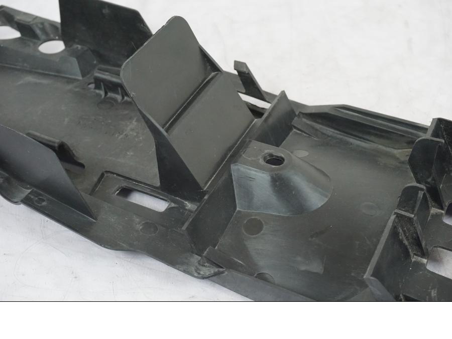 Vänster sida på Undertail från en Suzuki GSX-R 750 -2006 motorcykel.