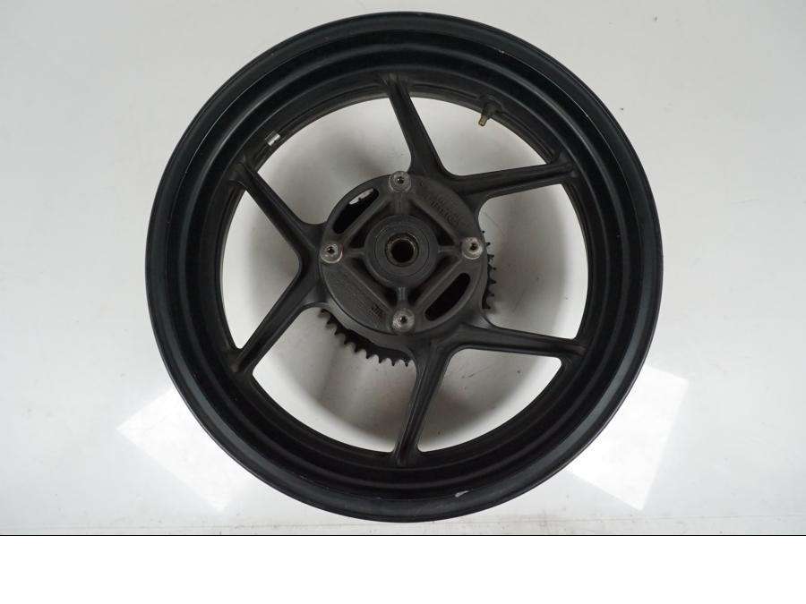 Snett nerifrån på Fälg från en Kawasaki Z 750 -2006 motorcykel.