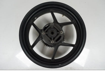 Snett nerifrån på Fälg från en Kawasaki Z 750 -2006 motorcykel.