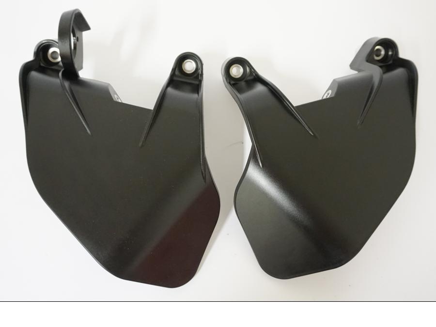 Baksidan på Bensintankskydd från en KTM 1290 Super Adventure -2020 motorcykel.