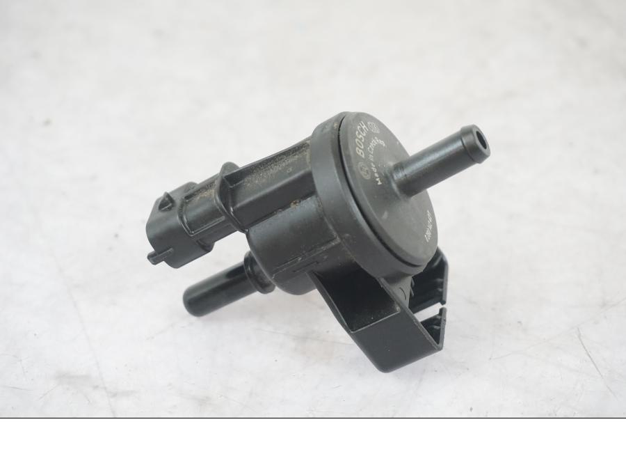 Baksidan på Fuel Evap System från en KTM 1290 Super Adventure S -2022 motorcykel.