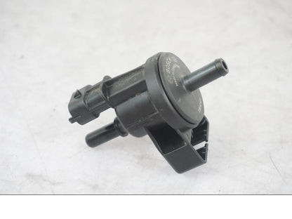 Baksidan på Fuel Evap System från en KTM 1290 Super Adventure S -2022 motorcykel.