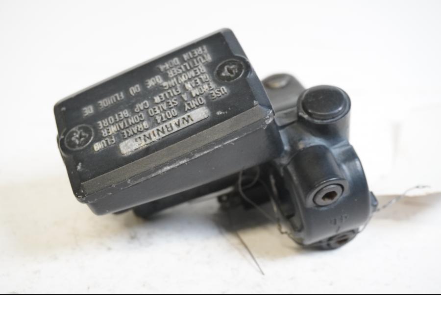 Framsidan på Bromshuvudcylinder från en Kawasaki ZX-10 -1990 motorcykel.