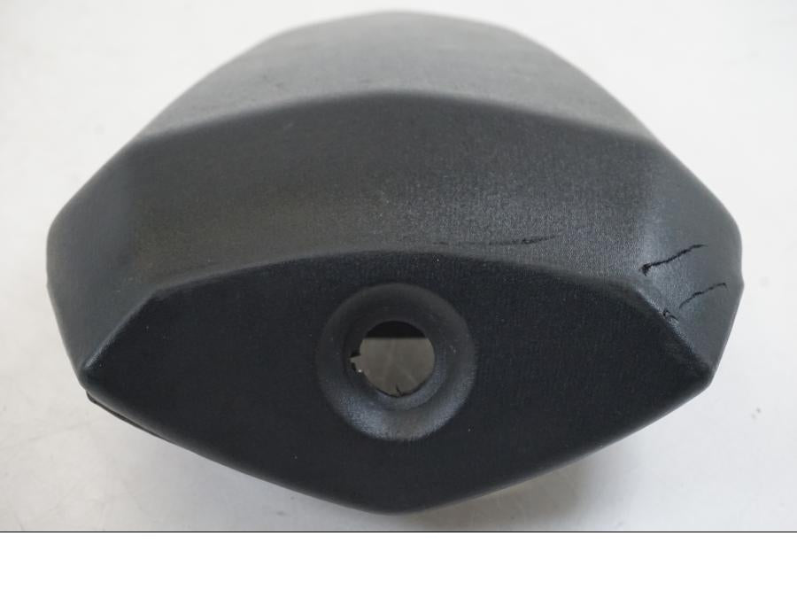 Snett nerifrån på Sadel från en Yamaha YZF R7 -2022 motorcykel.