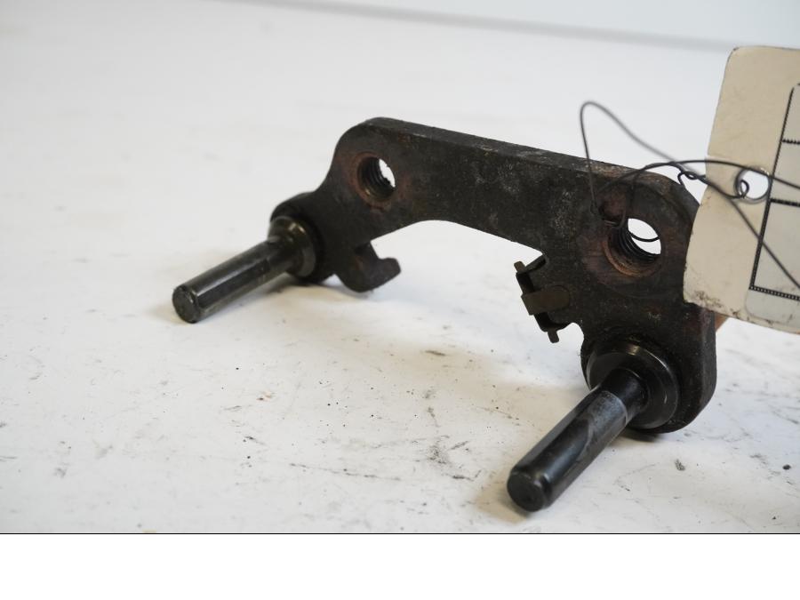 Framsidan på Bromsoksfäste från en Suzuki GSX 750 -1998 motorcykel.