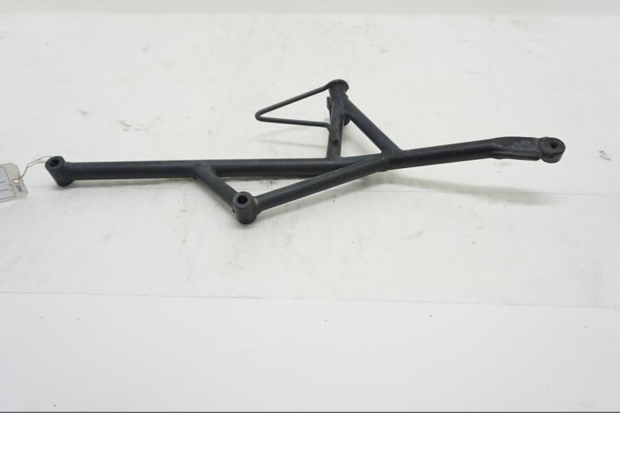 Baksidan på Fotpinnefäste från en Kawasaki Versys 650 -2008 motorcykel.