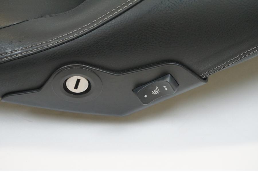 Höger sida på Sadel från en BMW K 1600 -2013 motorcykel.