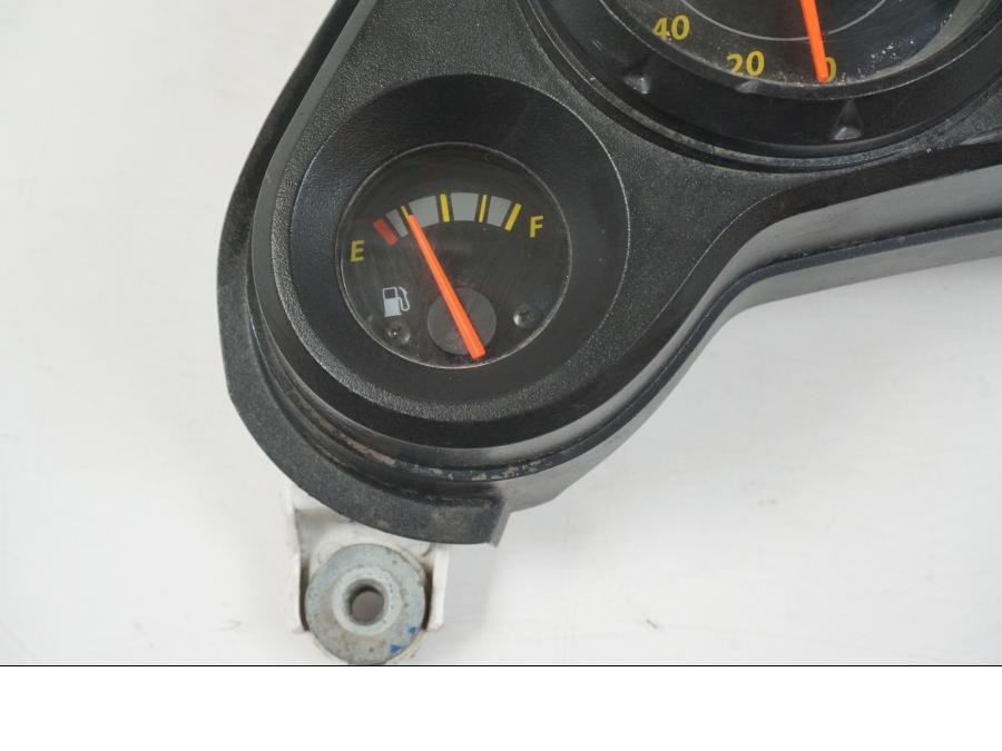 Höger sida på Instrumentpanel från en Honda CBR 125 R -2006 motorcykel.