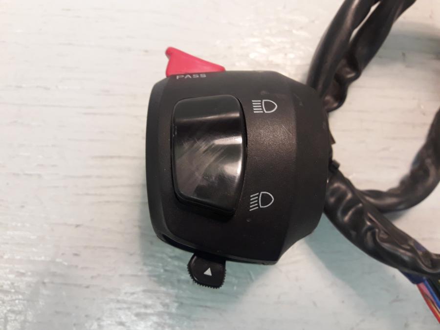 Framsidan på Styrelreglage från en Yamaha WR 125 -2010 motorcykel.