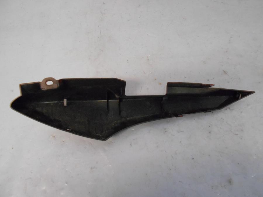 Höger sida på Bakvinge från en Yamaha YS 125 -2017 motorcykel.