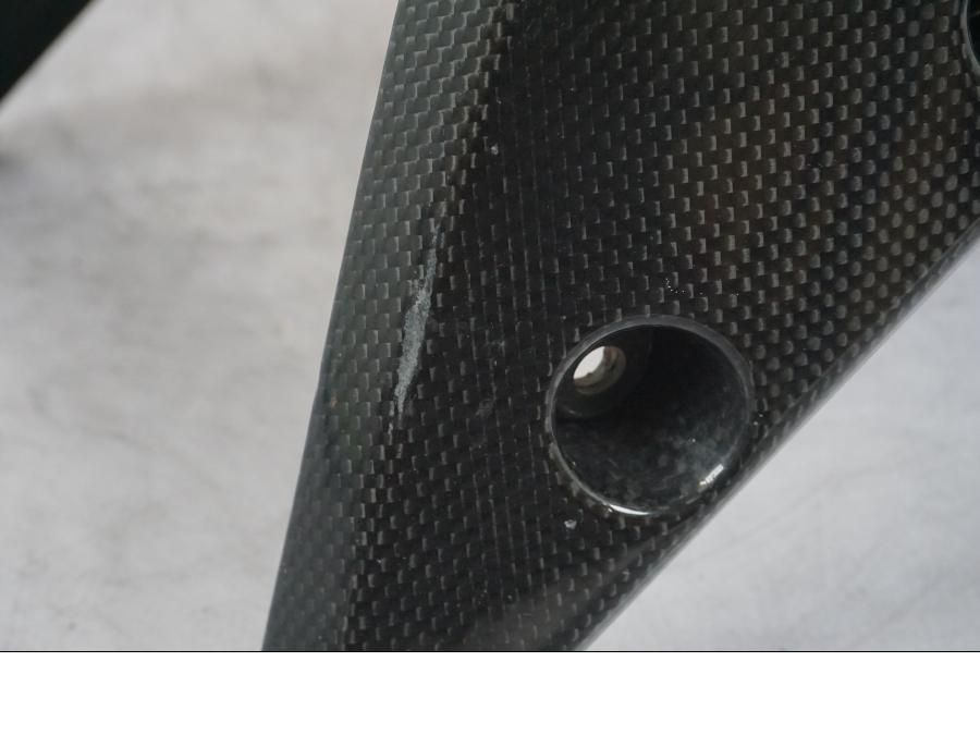 Snett nerifrån på Framskärm från en Triumph Universal -2018 motorcykel.