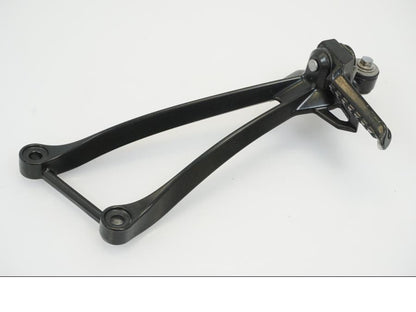 Snett nerifrån på Fotpinnefäste från en Kawasaki ZX-10R -2008 motorcykel.