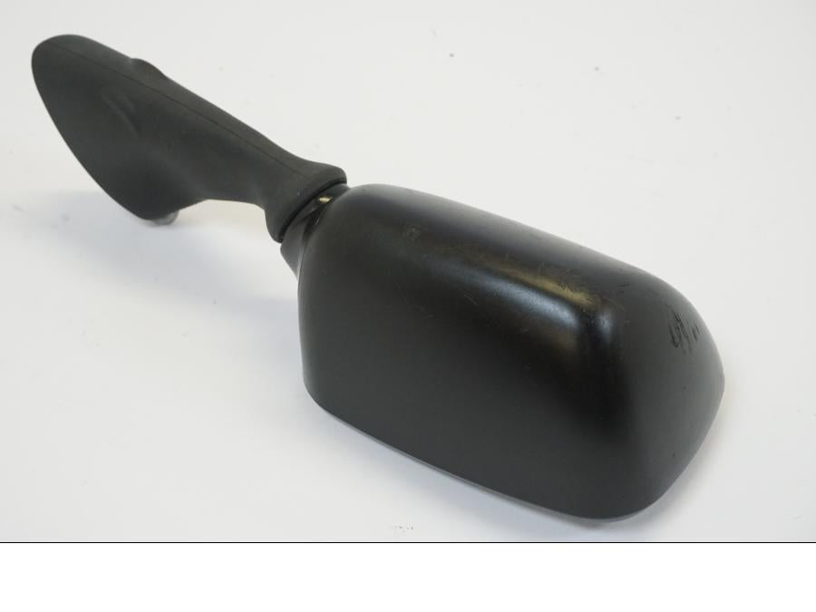 Snett nerifrån på Backspegel från en Suzuki GSX 1300 R -2003 motorcykel.