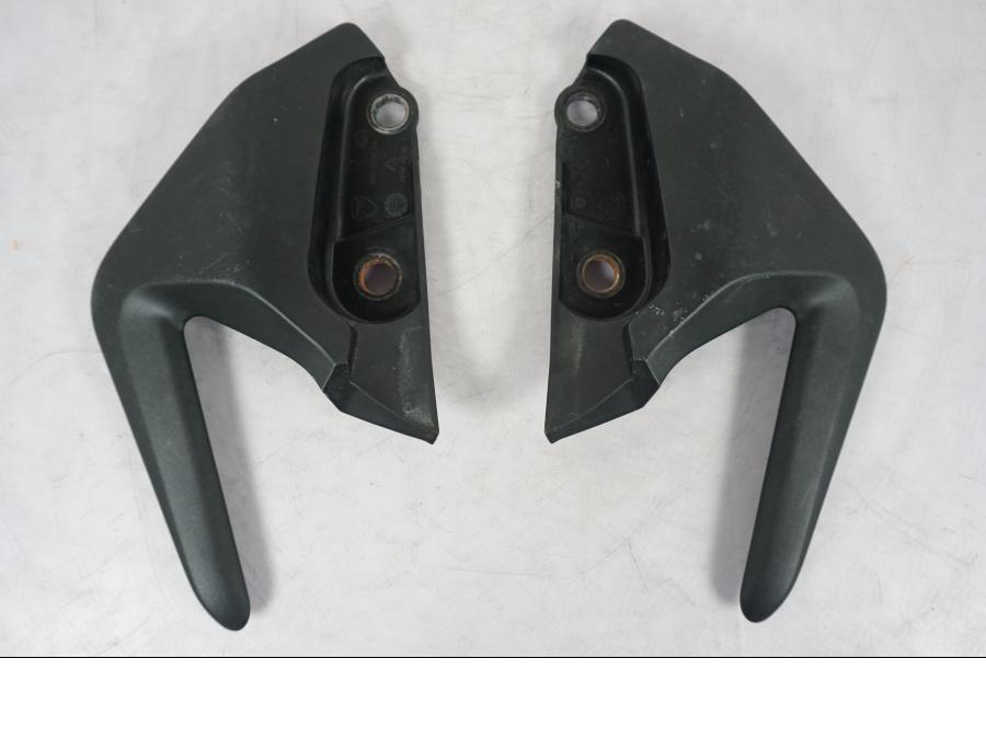 Framsidan på Passagerarhandtag från en Ducati Monster 1200 -2014 motorcykel.