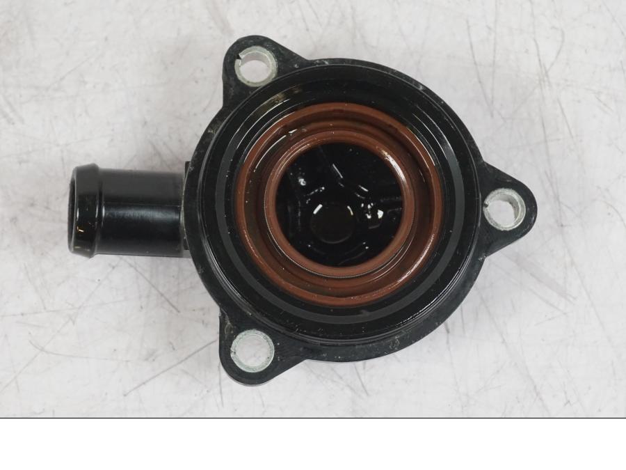 Snett nerifrån på Motordelar från en BMW R 1200 GS -2018 motorcykel.