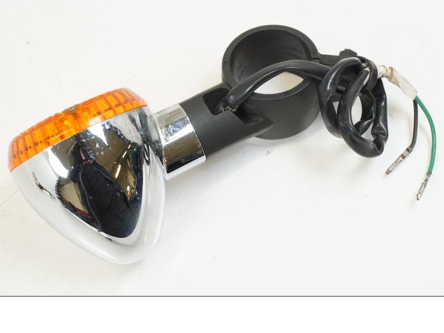 Snett nerifrån på Blinkers från en Kawasaki VN 800 -2000 motorcykel.