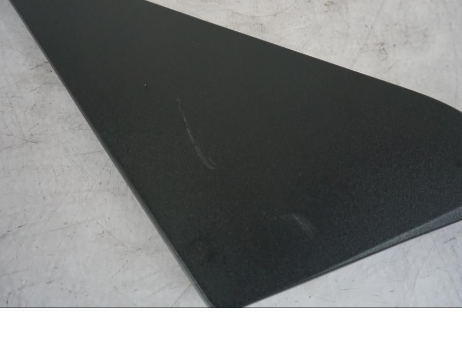 Vänster sida på Sidopanel från en KTM 1290 Super Duke R -2023 motorcykel.