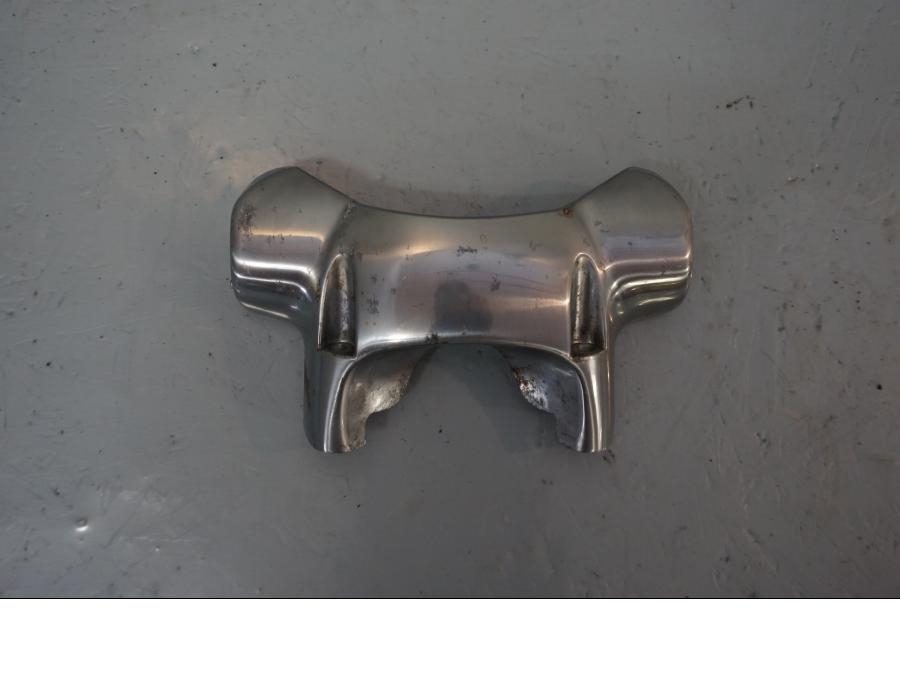 Framsidan på Blinkersfäste från en Yamaha V-MAX 1200 -2001 motorcykel.