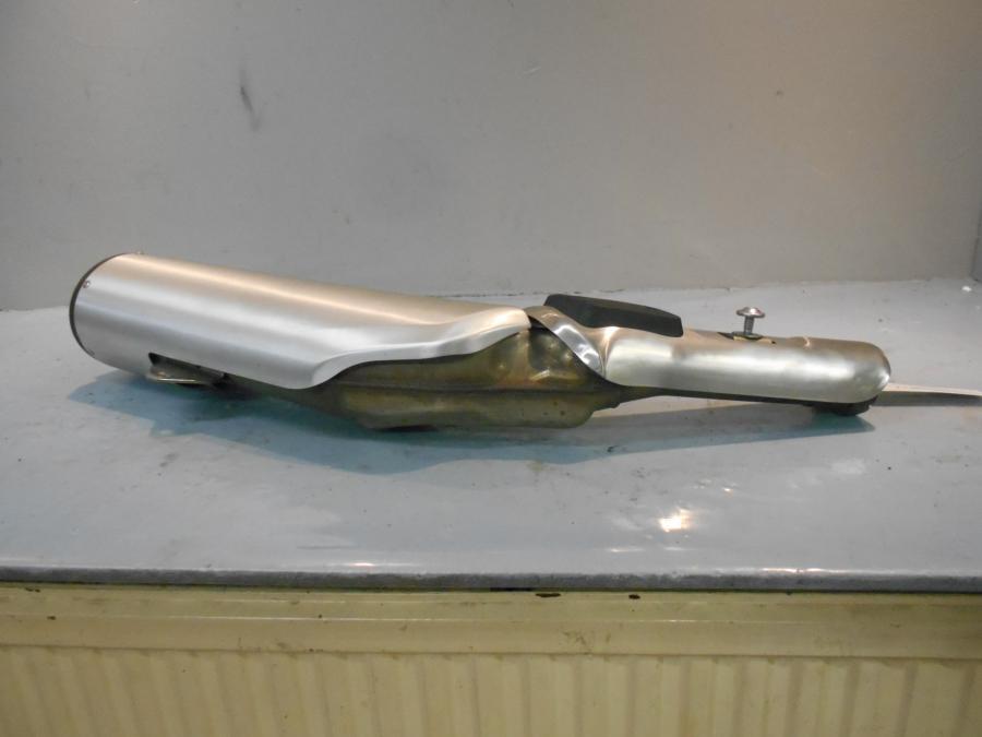 Baksidan på Ljuddämpare från en Suzuki DL 1000 -2003 motorcykel.