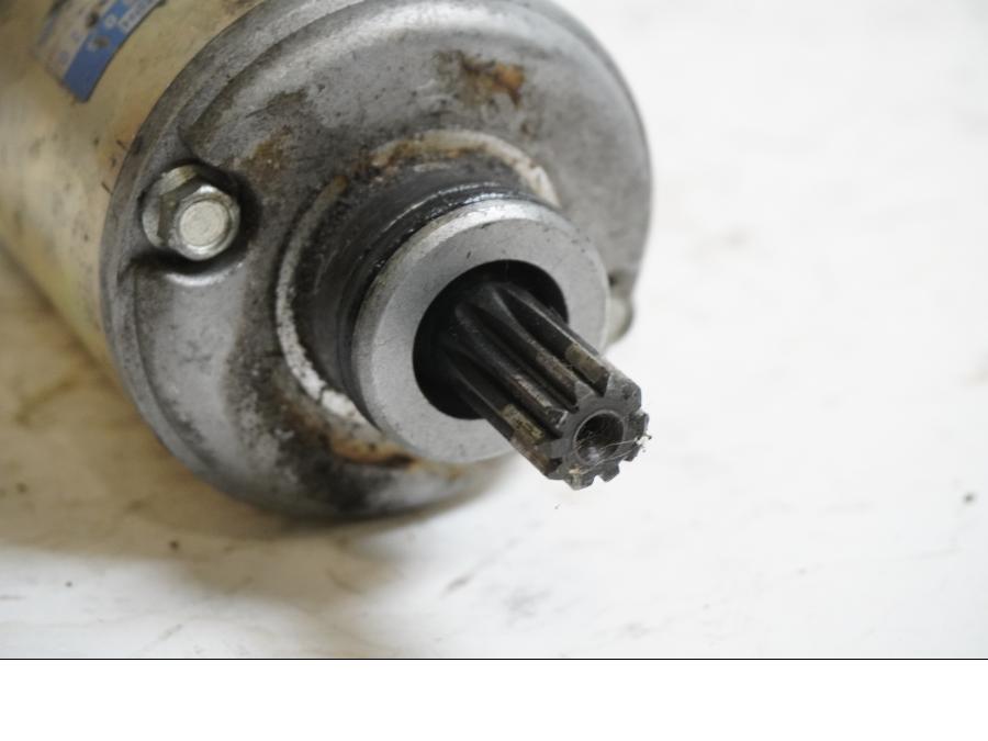 Baksidan på Startmotor från en Triumph TT 600 -2001 motorcykel.