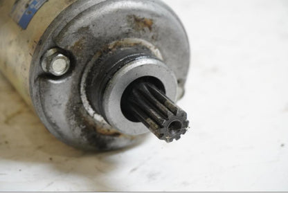 Baksidan på Startmotor från en Triumph TT 600 -2001 motorcykel.