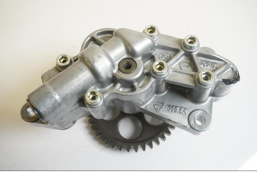 Baksidan på Oljepump från en Ducati Multistrada 1260 -2020 motorcykel.