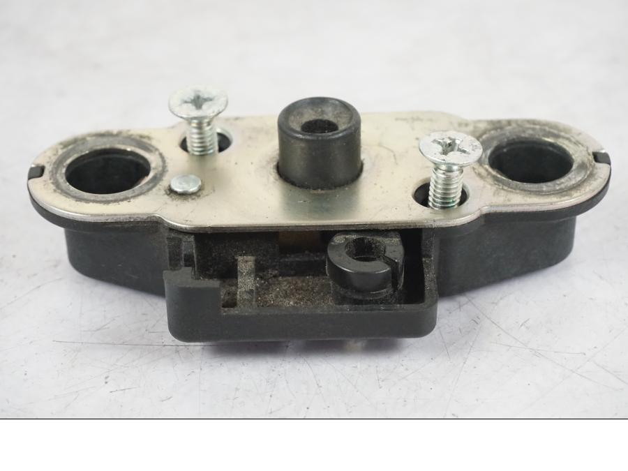 Höger sida på Sadellåsmekanism från en Suzuki GSX-R 750 -2006 motorcykel.