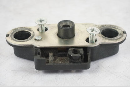 Höger sida på Sadellåsmekanism från en Suzuki GSX-R 750 -2006 motorcykel.