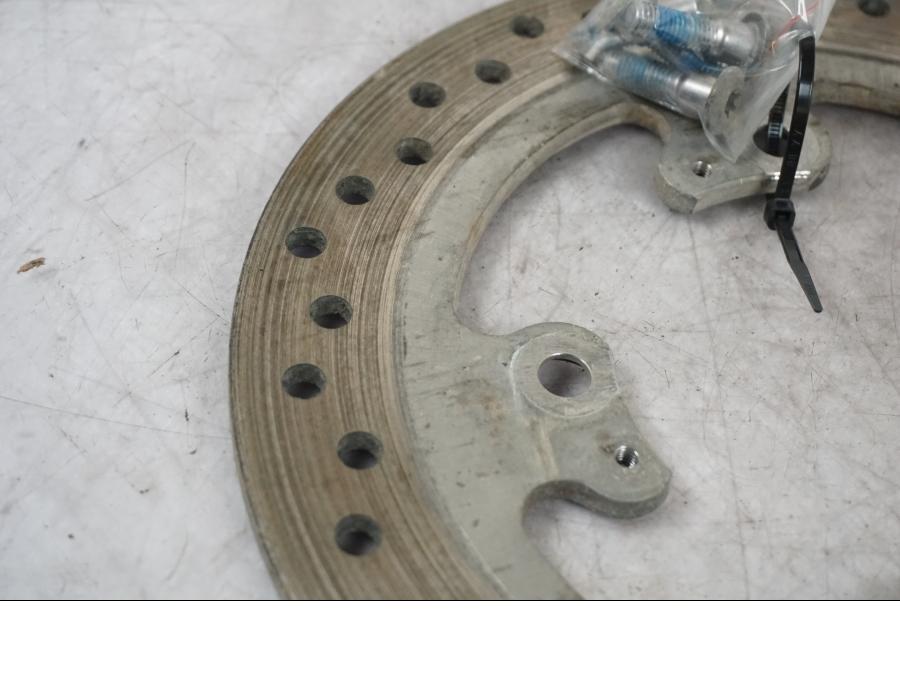 Baksidan på Bromsskiva från en Triumph Tiger Explorer -2016 motorcykel.