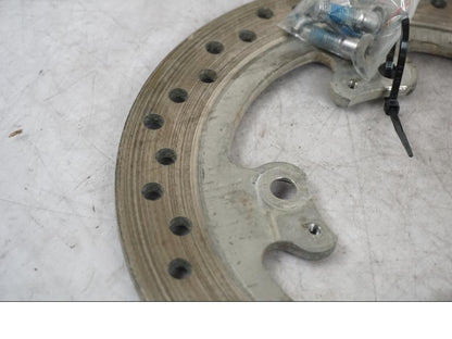 Baksidan på Bromsskiva från en Triumph Tiger Explorer -2016 motorcykel.