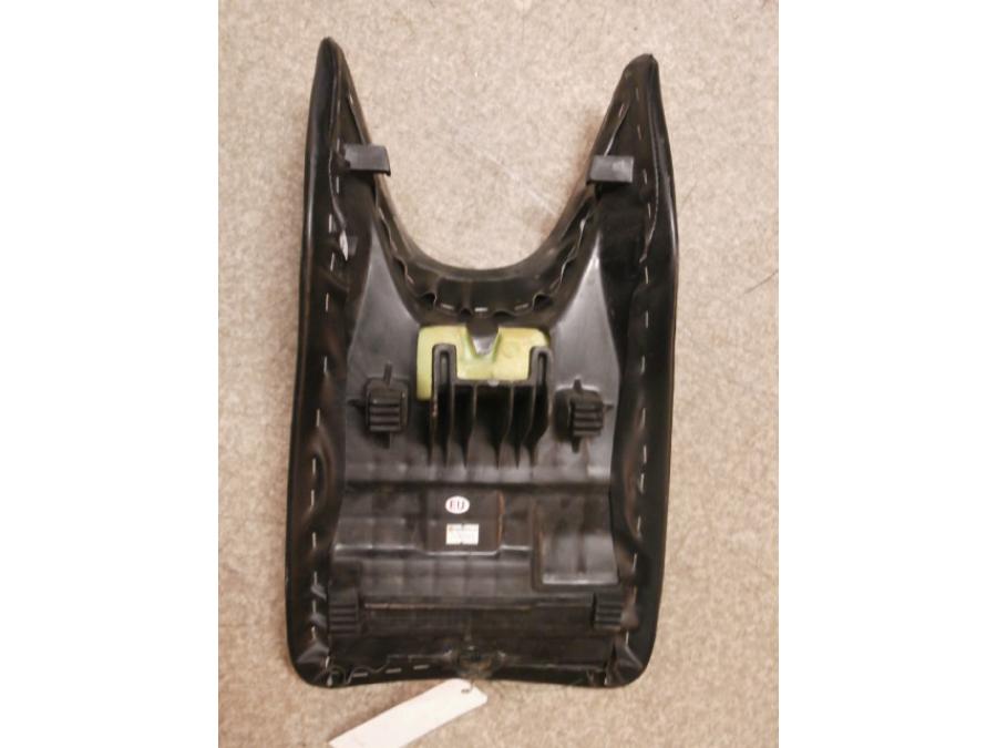 Snett uppifrån på Sadel från en Honda CBR 125 R -2004 motorcykel.