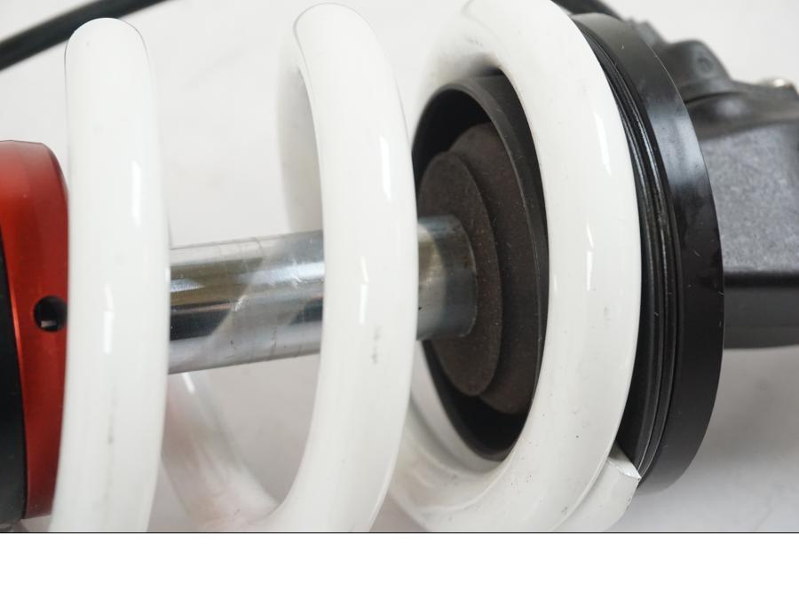 Höger sida på Stötdämpare från en KTM 1290 Super Duke R EVO -2023 motorcykel.