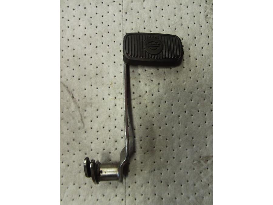 Framsidan på Bromspedal från en H-D Touring Road King Classic FLHRCI -2008 motorcykel.