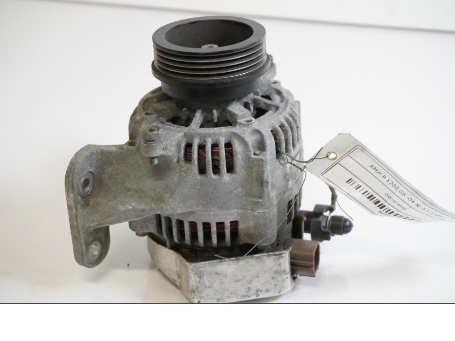 Framsidan på <p>Generator från BMW R 1200 GS 2004.</p>

<p>Denso.</p> motorcykel.