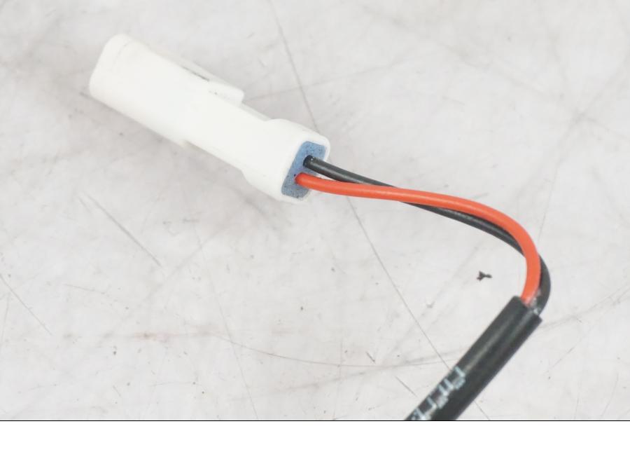 Höger sida på Temperatursensor från en KTM 1290 Super Duke R -2022 motorcykel.