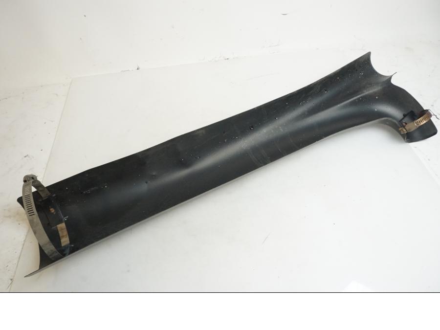 Snett uppifrån på Värmeskydd från en Indian Chieftain Dark Horse -2019 motorcykel.