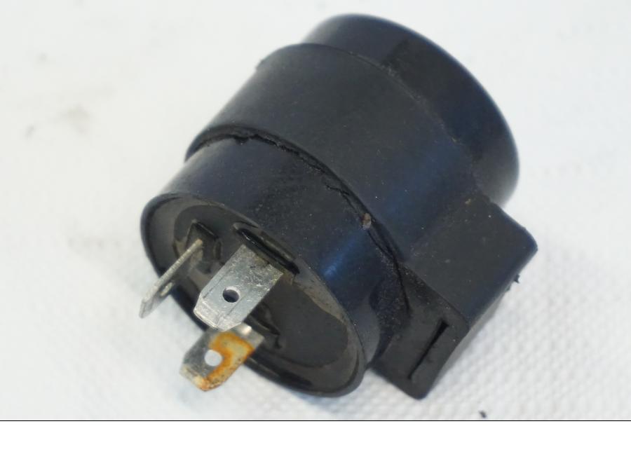 Baksidan på Blinkersrelä från en Yamaha YZF R6 -2006 motorcykel.