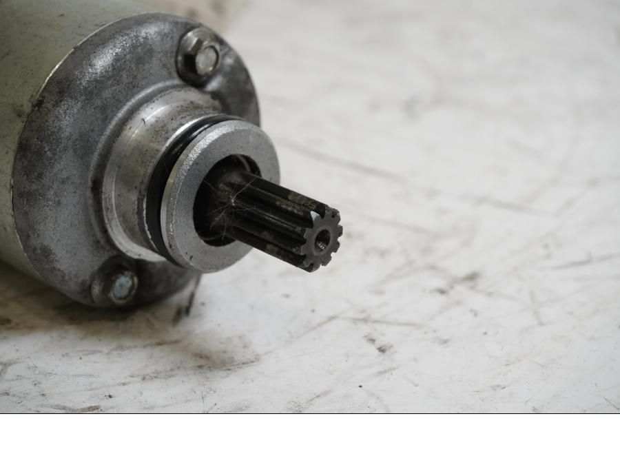 Baksidan på Startmotor från en Triumph Daytona 675 -2009 motorcykel.