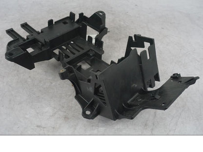 Baksidan på Batterihållare från en KTM 1290 Super Duke R -2022 motorcykel.