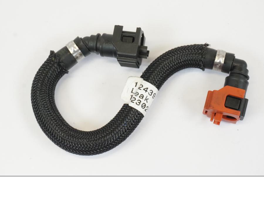 Vänster sida på Bensinledning från en Triumph Trident -2021 motorcykel.